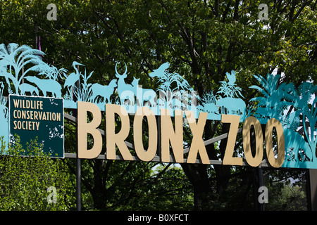 La signalisation sur l'entrée du zoo du Bronx New York USA Banque D'Images