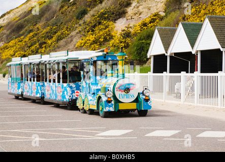 L'un des deux trains qui courent le long du front de mer de Bournemouth, en face de la plage des huttes. Le Dorset. UK. Banque D'Images