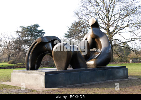 Henry Moore sculpture en bronze métallique en trois morceaux d'un figure d'une femme féminine terminée en 1975 Banque D'Images