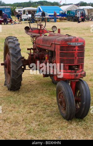 International Harvester Farmall McCormick vieux tracteur agricole à Smallwood Vintage Rally Cheshire England Royaume-Uni UK Banque D'Images