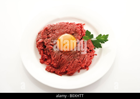 Tatare de boeuf avec des oeufs sur la plaque, elevated view Banque D'Images