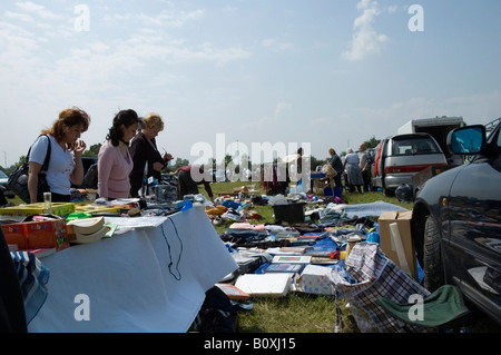 En plein air, démarrage jumble sale aux beaux jours de printemps dans l'Essex, l'anglais, Grande-Bretagne, Royaume-Uni, Europe, UNION EUROPÉENNE Banque D'Images