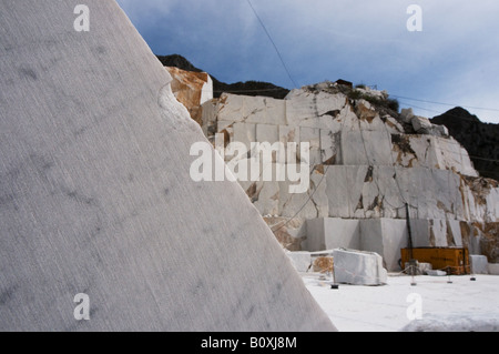 Blanc de carrare en Italie Toscane village en pierre des carrières rue montagne paysage jaune orange chargeurs bloc cave Carrara Banque D'Images