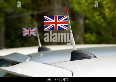 Union Jack les drapeaux sur deux voitures Mini Cooper Banque D'Images