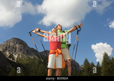 L'Autriche, Salzburger Land, couple cheering Banque D'Images