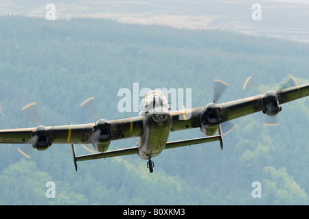 Battle of Britain Memorial Flight Lancaster survolant réservoir Derwent Derbyshire en Angleterre Banque D'Images