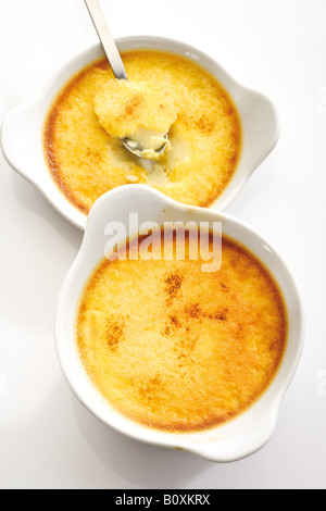 Crème brûlée dans un bol, elevated view Banque D'Images