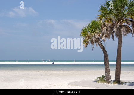 Fort DeSoto Park, Floride, mai 2008 : amateurs de calme bénéficiant d'une journée ensoleillée sur le sable blanc de la Plage Nord. Banque D'Images