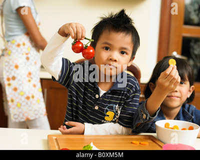 Frère et soeur dans la cuisine Banque D'Images