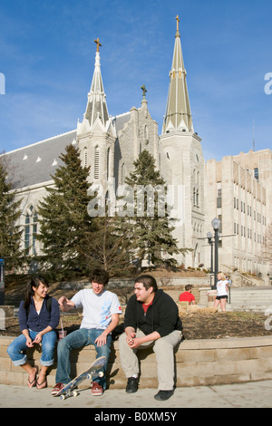 Les étudiants sur la place à l'extérieur de St. John's Parish sur le campus de l'Université Creighton Banque D'Images