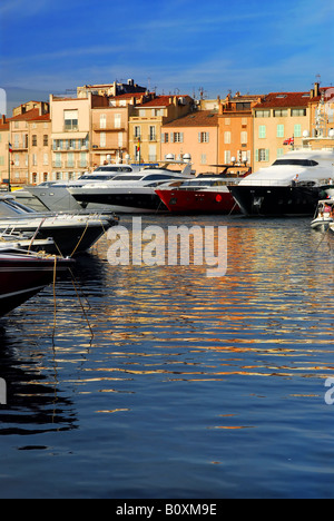 Bateaux de luxe amarré à St Tropez dans la Riviera française Banque D'Images