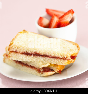 Toast avec confiture de fraise Banque D'Images