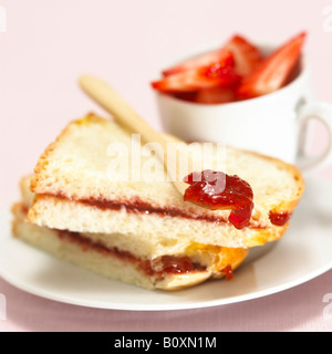 Toast avec confiture de fraise Banque D'Images