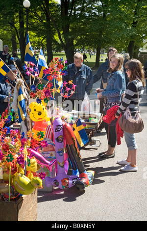 Les jeunes filles attirées par vendeur de rue s, wc séparés avec drapeaux et humour dans un parc de Göteborg, Suède Banque D'Images