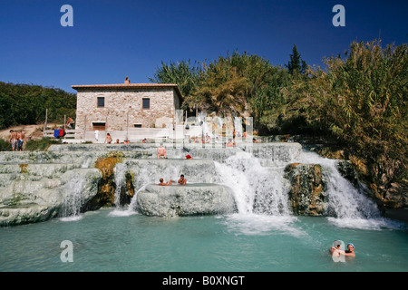 Italie, Toscane, Saturnia, groupe de personnes bénéficiant d'un hot spring Banque D'Images