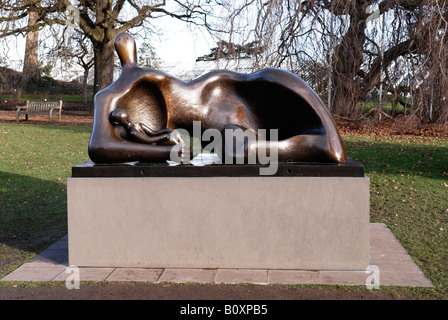 Henry Moore sculpture en bronze métallique d'un figure d'une mère , femme , femme et enfant terminé en 1983 . Banque D'Images