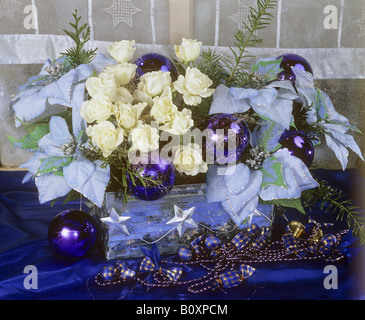 Arrangement de Noël avec des roses blanches Banque D'Images