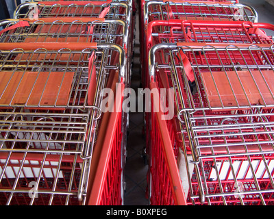 Rangée de chariots de magasinage, Washington DC, USA Banque D'Images