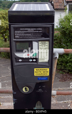 Solar powered ticket machine distributrices de distribution des billets pour le sud du Somerset District Council à Yeovil Banque D'Images