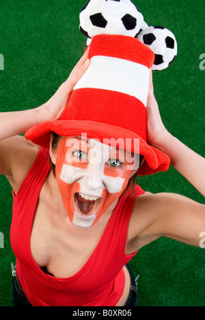 Cute woman with red top et chapeau en tant que fan de la Suisse, des cris, avec des mains à la Hat Banque D'Images