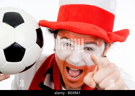 Fan de football autrichienne avec le football, se réjouissant de Banque D'Images