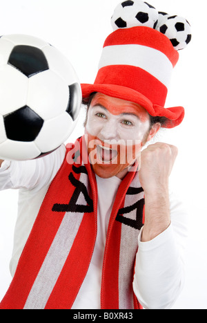 Fan de football autrichien avec chapeau et football, acclamant Banque D'Images