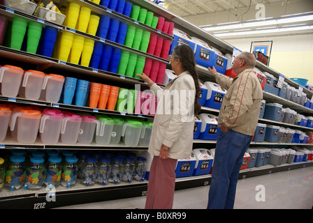 À la recherche d'articles dans un magasin à Banque D'Images