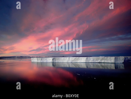 Iceberg dans la soirée, l'Antarctique, océan du Sud Banque D'Images