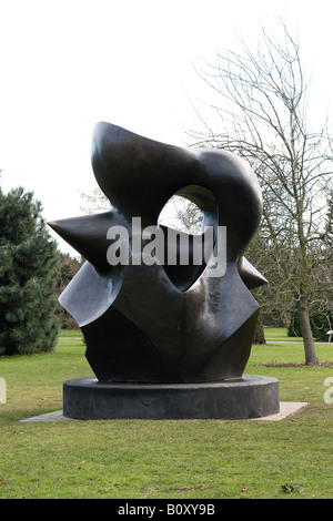 Henry Moore sculpture en bronze métallique d'une broche comme forme visage figure , achevé en 1974. Banque D'Images