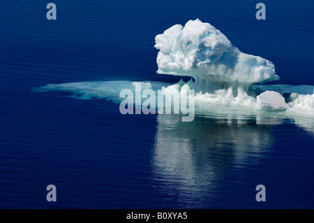 Belle banquise se reflétant dans les eaux de l'antarctique antarctique, calme, Suedpolarmeer Weddellmeer, Banque D'Images