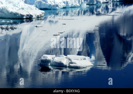 Belle iceberg se reflétant dans les eaux de l'antarctique antarctique, calme, Suedpolarmeer Weddellmeer, Banque D'Images