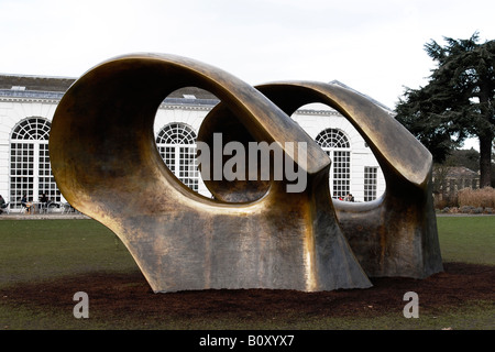 Henry Moore sculpture de bronze métal deux figures ovales , achevé en 1966 Banque D'Images