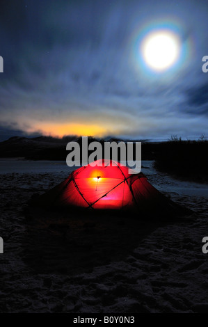 Tente à Lake près de Tornetraesk Abisko dans moonlight, la Suède, la Laponie, Norrbotten Banque D'Images