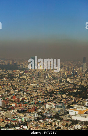 Au-dessus de l'antenne d'une couche de brouillard qui plane au-dessus de la pollution de l'air la ville de Mexico Banque D'Images