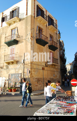 Street market stall sur front de mer, Cefalu, Province de Palerme, Sicile, Italie Banque D'Images