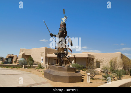 Museum of Indian Arts and Culture Santa Fe New Mexico et statue d'un Apache Mountain Spirit Dancer Banque D'Images