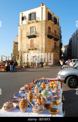 Street market stall sur front de mer, Cefalu, Province de Palerme, Sicile, Italie Banque D'Images