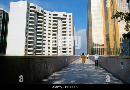 Les poussettes de marche entre les immeubles modernes et de bâtiments de bureau à Kowloon à Hong Kong Banque D'Images