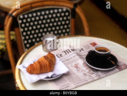 Tasse de café et de croissants, café en papier,paris Banque D'Images