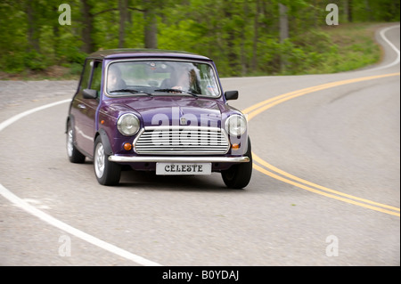 Classic Mini Cooper S Equinox sur une route rurale de bobinage Banque D'Images