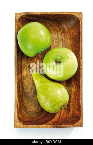 Vert pomme verte et la poire au bol en bois, elevated view Banque D'Images