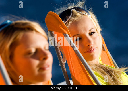 Deux cute blonde, jeunes femmes de soleil dans les montagnes, France, Alpes Banque D'Images