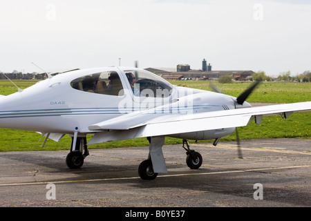 Diamond DA42 Twin Star G-CDKR sur le terrain @ Sandtoft Airfield Banque D'Images