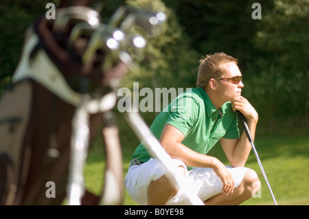 Joueur de golf s'accroupir, mà Banque D'Images