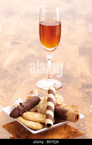 Un verre de sherry et cookies Banque D'Images