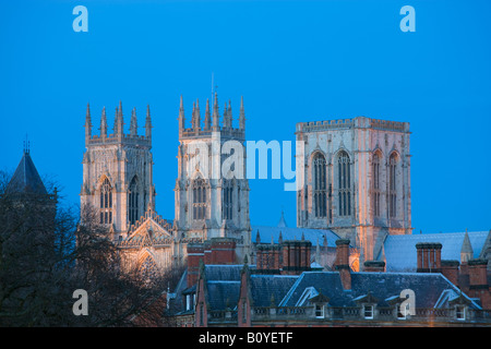 La cathédrale de York York Yorkshire Angleterre au crépuscule vue depuis les remparts de la ville Banque D'Images