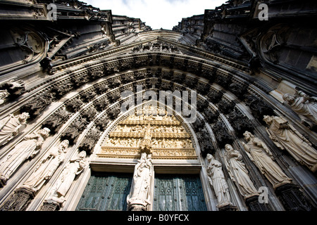 Allemagne, Cologne, Cathedrale, low angle view Banque D'Images