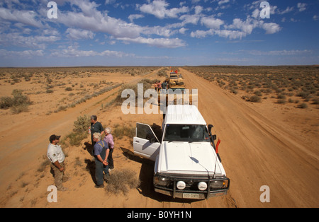 Convoi 4X4 guidés par des rangers des parcs nationaux Parc national Witjira Simpson Desert Australie Australie du Sud Banque D'Images