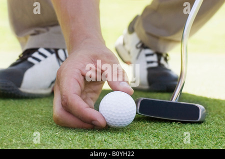 Placer sur une balle de golf putting greenn Banque D'Images