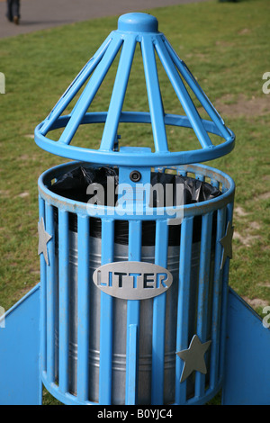 Une fusée bleue poubelle style dans un parc d'enfants dans le Kent UK Banque D'Images